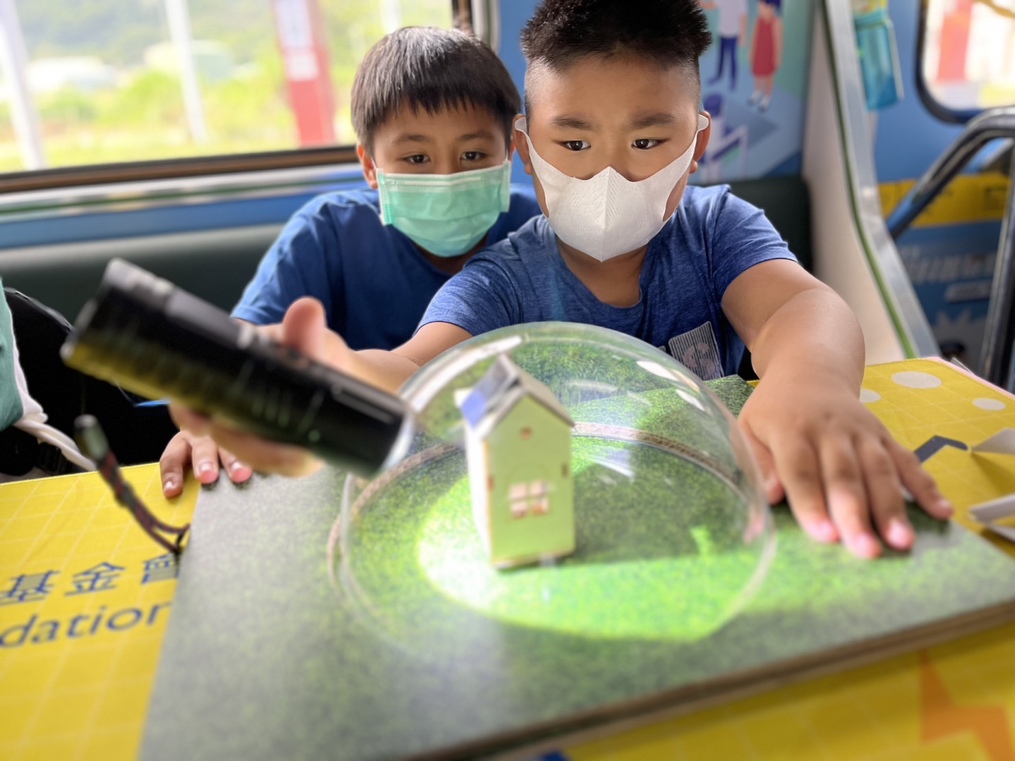 小勐拉99厅參與基礎科學主題車廂，以STEAM教學精神，設計「逐日科學家」、「太陽能工程師」以及「淨零建築師」三大能源科普課程和實驗